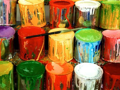 muchas latas de pintura rebosando