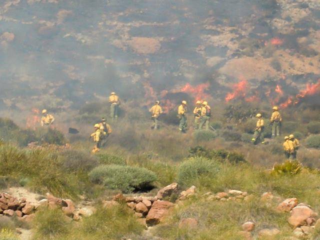 bomberos apagando incendio en cabo de gata