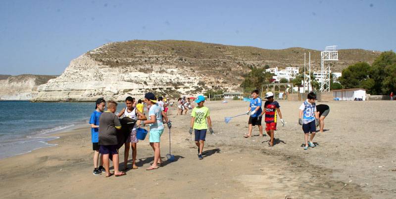 Limpiado las playas del Parque Natural de Cabo de Gata - Nijar