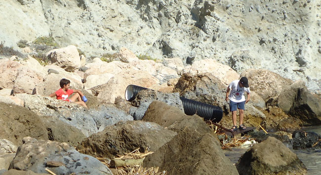 cabo de gata niños limpiando playa