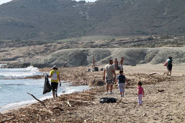 cabo de gata limpieza playa genoveses