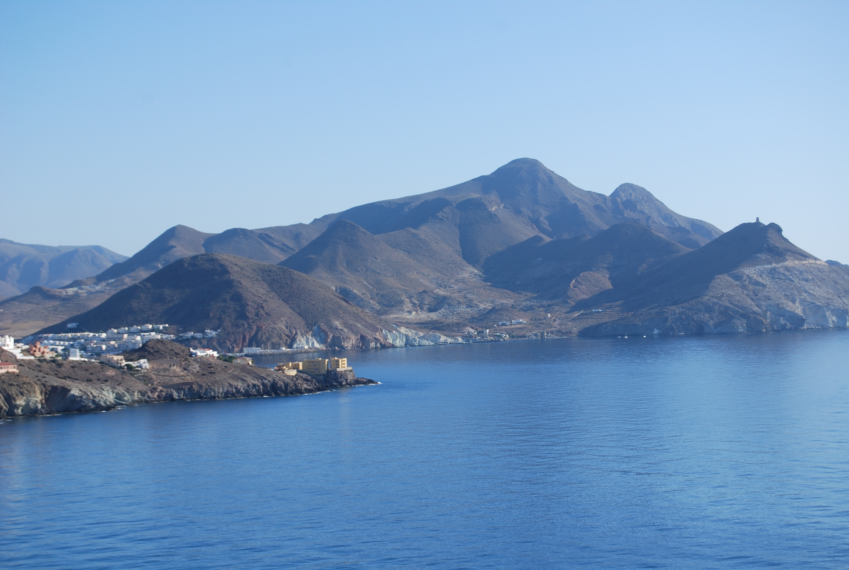 Vista de la costa de San José y de Cala Higuera con los Frailes al fondo