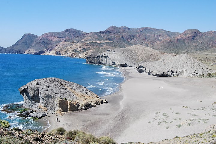 antiguo flujo de lava en la playa de mosnul cerca de san jose