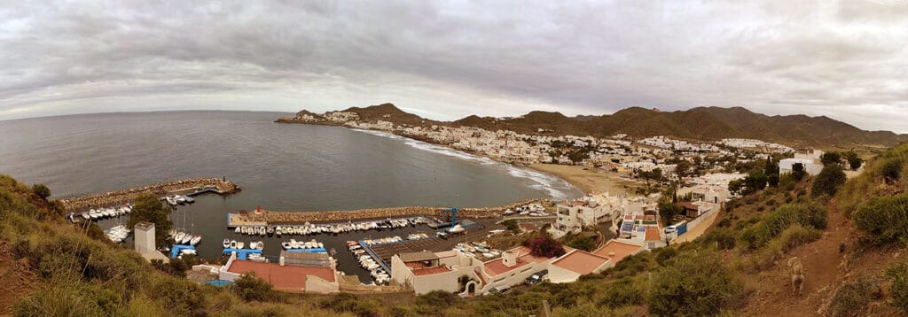 Vista del Pueblo y Bahía de San Jose en Cabo de Gata