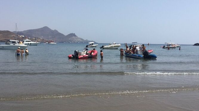 Playa Genoveses barcos fondeaaos cabo de gata almeria